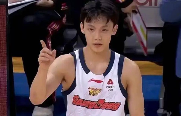 新恋情曝光？和徐杰亲密合影，美女，22岁，运动员，胡明轩陪同