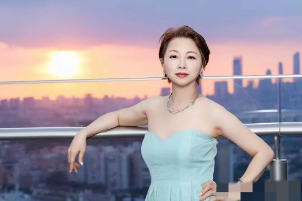 TVB前艺人刘玉翠少女照片曝光，被指撞脸梁咏琪，出道就获奖赢了张曼玉