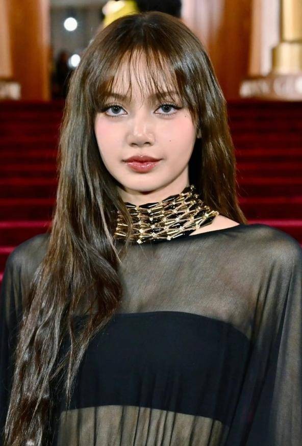 赛琳娜老公被网友p掉爆炸头 复古妆发抢镜