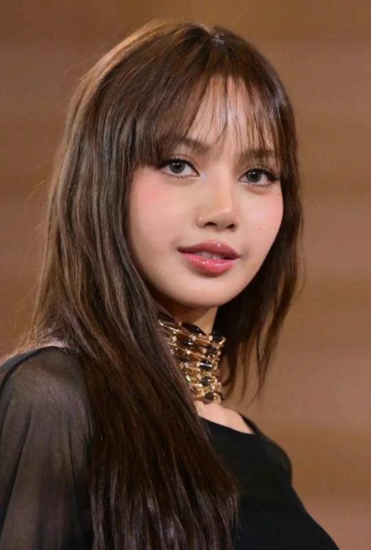 赛琳娜老公被网友p掉爆炸头 复古妆发抢镜