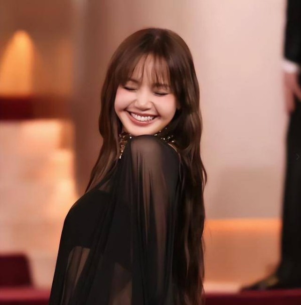 赛琳娜老公被网友p掉爆炸头 复古妆发抢镜