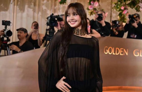 赛琳娜老公被网友p掉爆炸头 复古妆发抢镜