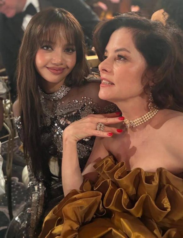 赛琳娜老公被网友p掉爆炸头 复古妆发抢镜