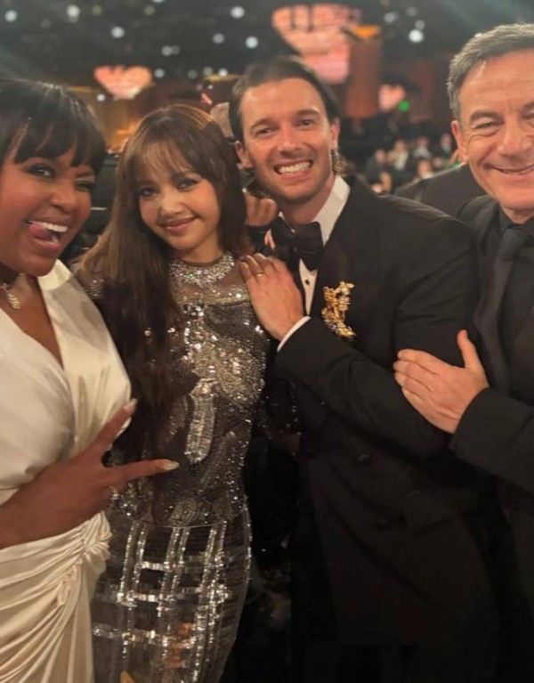 赛琳娜老公被网友p掉爆炸头 复古妆发抢镜