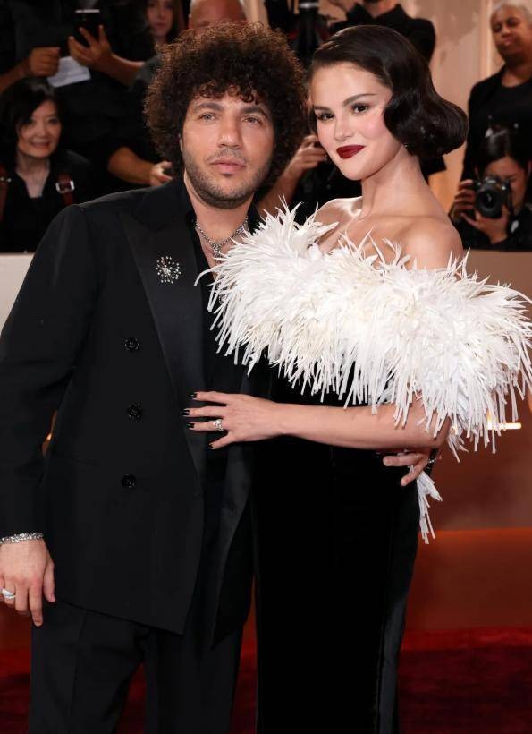 赛琳娜老公被网友p掉爆炸头 复古妆发抢镜