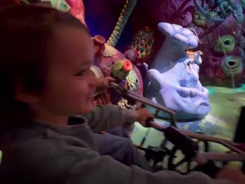 艾玛罗伯茨与前夫加内特赫德兰携子庆5岁生日同游环球影城