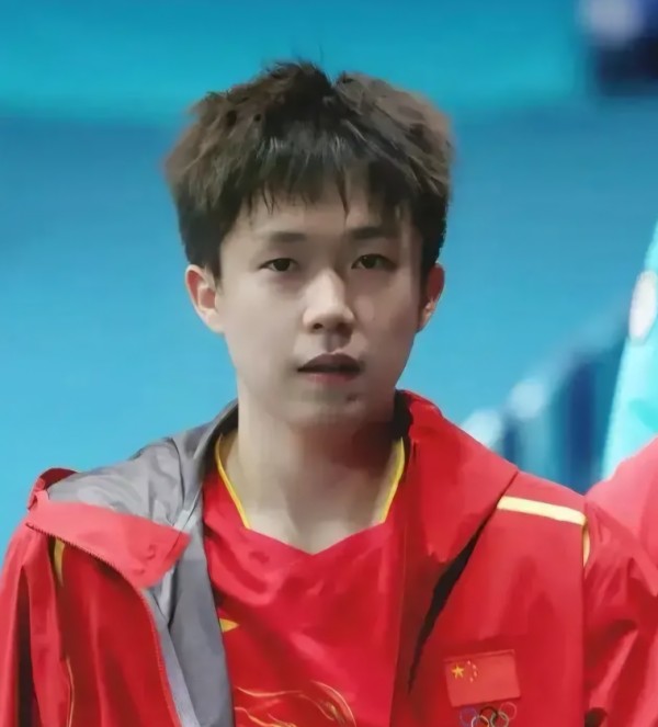 王楚钦亮相LV活动引关注：微笑礼貌圈粉，赛场外风采依旧