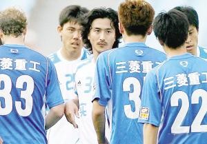 安贞焕（左三）与辱骂他的秦升（左四）对峙。