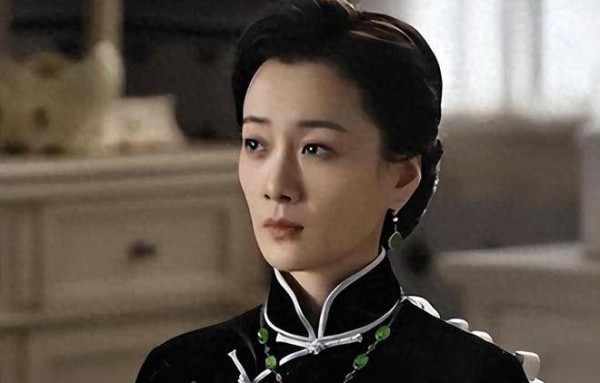 出道19年不火，同床共枕5年的男友，怒砸5亿娶闺蜜，她真的太惨了