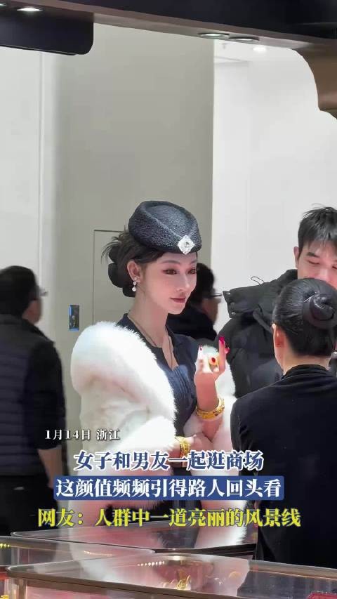 女子和男友一起逛商场，颜值频频引得路人回头，亮丽的风景线！