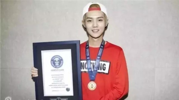 鹿晗的微博依然拥有令很多小明星咋舌的5400多万粉丝数