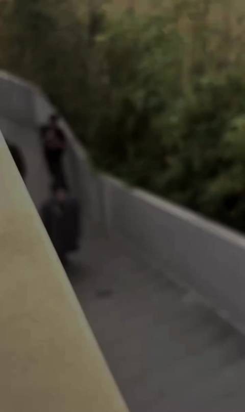 魏大勋新路透梦回孟宴臣了！ 眼镜+大衣造型！金贵又疏离的气质，帅出新高度