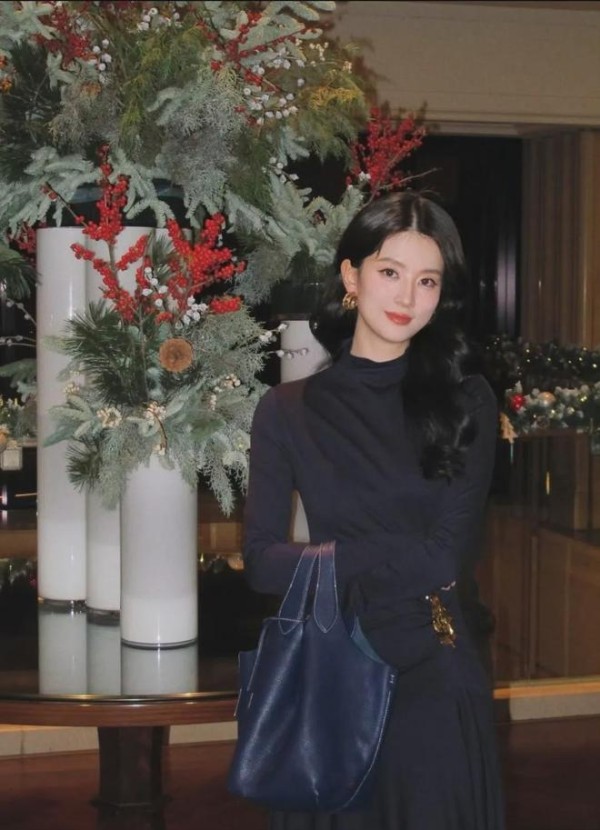 乔欣人间富贵花具象化了！深蓝连衣裙+金饰点缀，穿出端庄大气感