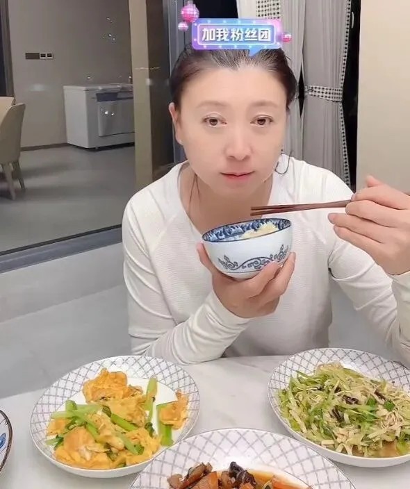 ▲闫学晶直播（图/视频截图）