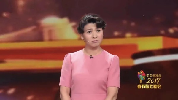 ▲2017年“春晚”小品节目《真情永驻》中的闫学晶（图/视频截图）