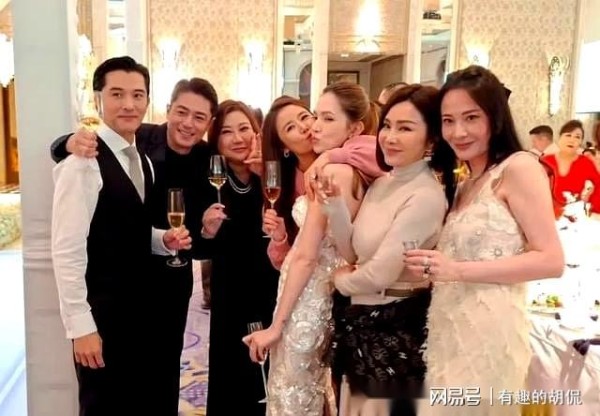 明星婚礼上的暖心瞬间：林心如光脚跳舞霍建华深情守护