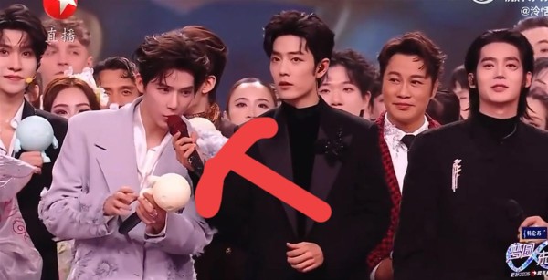 东方卫视跨年晚会暖心一幕：肖战递话筒助王安宇，细节见人品引爆全网讨论