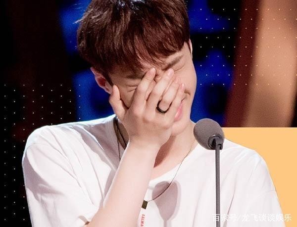 张艺兴主动上吐槽大会，被称是流量明星，他笑对批评努力前行