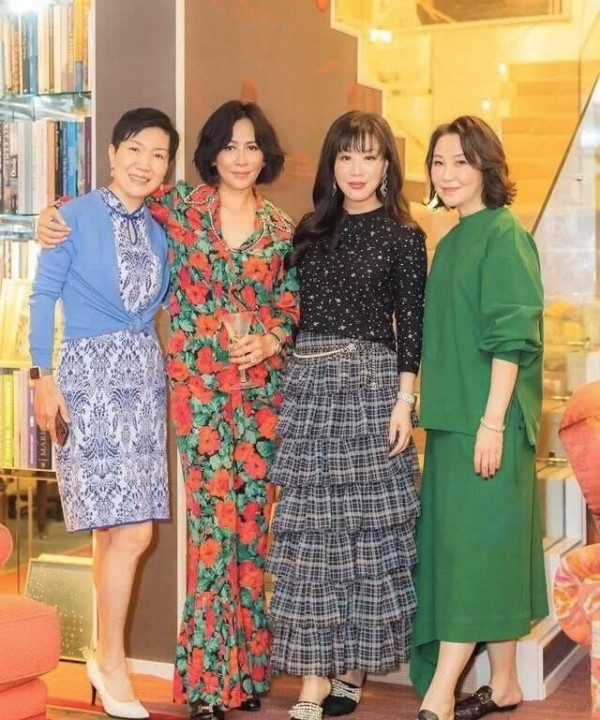 刘嘉玲晒近照，和阔太好友聚会气场不输，穿“大妈装”却毫不显老