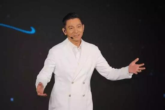 文艺小清新七仔：杭州互联网法院自挂牌以来，受理了许多涉名人纠纷案件，有公益事业名人，有影视圈的帅哥鲜肉……现在，又有一位影视大咖走进了杭州互联网法院，居然是刘德华。

近日，杭州互联网法院收到演员刘德华诉浙江某科技有限公司肖像权、姓名权侵权纠纷一案的诉状及证据材料等。






遇到啥事了？原来跟某科技公司的生产的某品牌净水器有关。

我们先来看看这波诉讼请求：

请求判令被告立即停止对原告肖像...