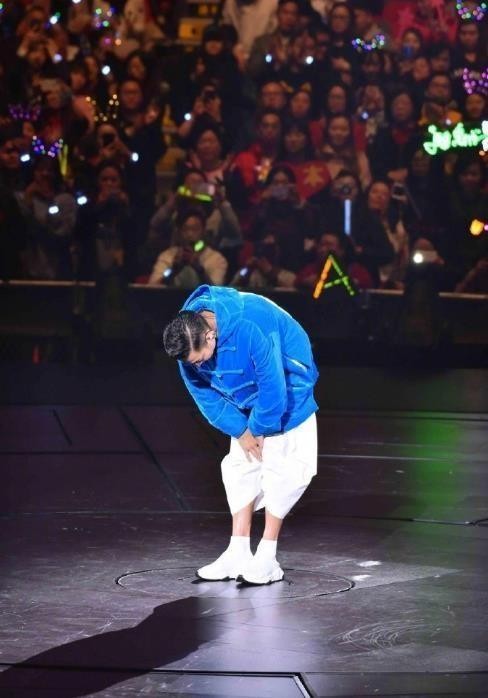 刘德华身价百亿，每年都会做慈善，粉丝没有“爱”错人