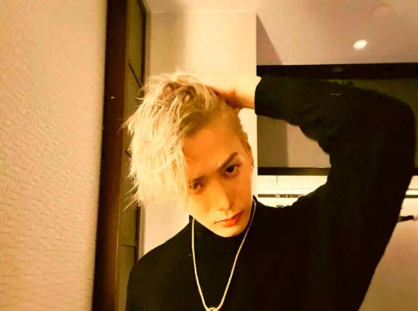 王嘉尔：在公开场合揭开明星光环的坦诚瞬间