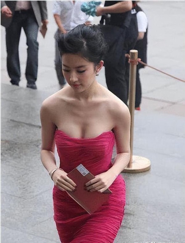 刘亦菲早期出道揭秘：新人初现身影，一举一动皆备受瞩目