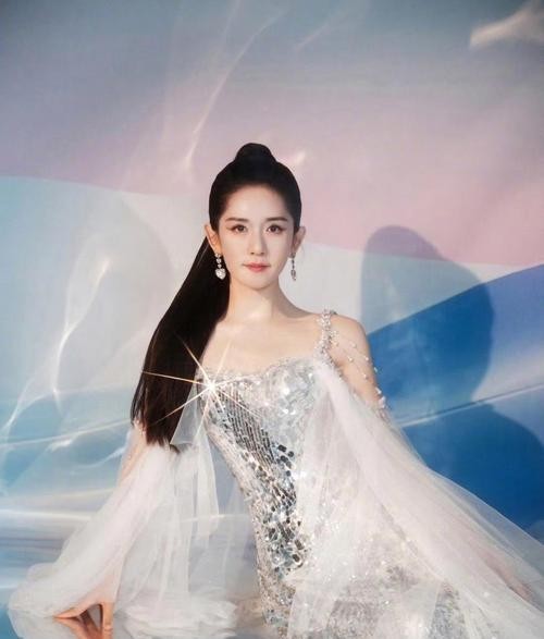 谢娜首次央视秋晚主持端庄亮相引热议嫉妒声不断