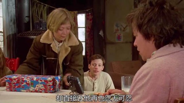 母亲赠锤钉作圣诞礼物引家庭冲突，长子控诉忽视亲情