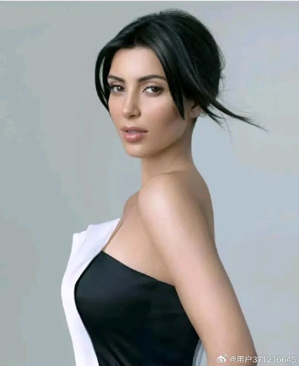 被窝探险家：金卡戴珊录像门事件：
 
在踏入公众视野成为话题焦点前，金卡戴珊曾有一段不那么光彩的过往——录像门事件。
 
2002年，金卡戴珊正与歌手Ray J处于热恋中，彼时两人在相处时拍摄了一些私密录像，原本这些录像属于私人领域的记录。
 
然而在2007年，意想不到的事情发生了。他们在墨西哥度假时拍摄的一段私密录像遭到泄露，并且被Vivid娱乐公司制作成影片公开售卖，名为《超级明星金·卡戴珊...