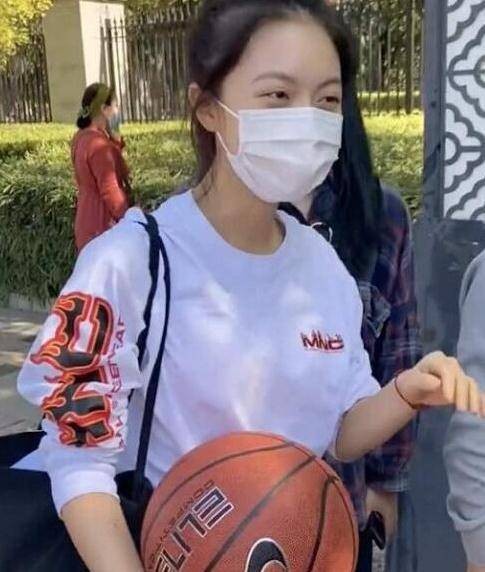 回看明星开学报到：关晓彤轰动宋祖儿惊艳，看到杨紫，不靠脸吃饭