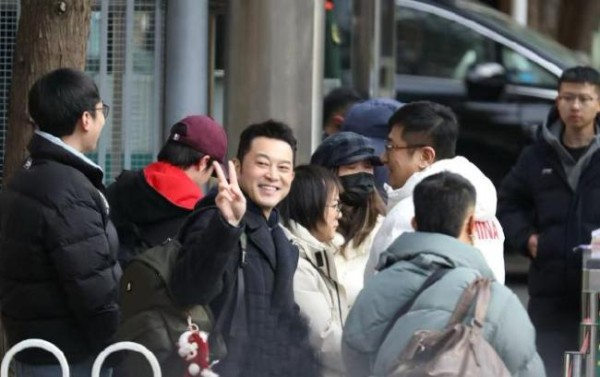 马年春晚第1次联排恰逢北京第一场雪 明星齐聚添喜气