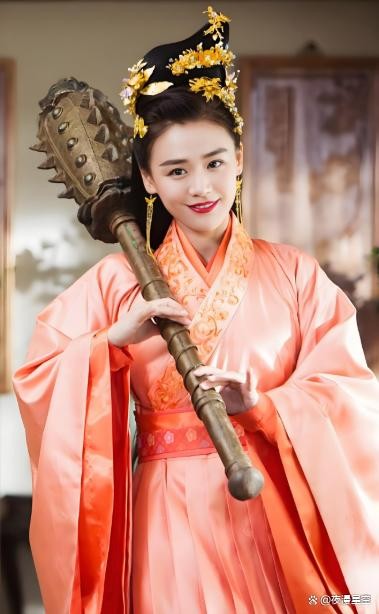 巴黎时装周中国明星闪耀：马思纯雨中松弛、迪丽热巴复古封神、小宋佳黑西装霸气