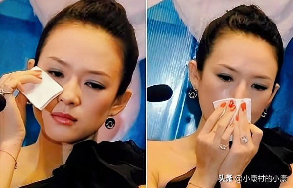 故事中的理：【2】
章子怡泼墨门事件，2009年有媒体收到消息，章子怡在某酒店准备订婚宴，原本想去酒店蹲守搞到一手资料，结果到酒店后看到另外的一幕，一群男子正向橱窗中章子怡的海报开始泼墨，可想而知这件事情第二天就会出现在各个平台报纸的头条，有消息透露，可能是与感情方面有关联。此事爆料一出，京城第一名媛赵欣瑜揭开这场泼墨事件的来龙去脉，赵欣瑜透露她曾经在此事之前向好友章子怡介绍了一位富豪，二个人接触...