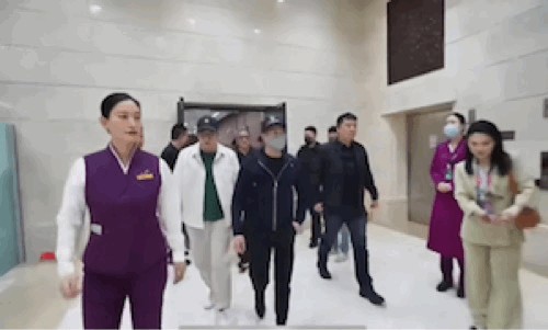 清然，：两代风云人物，同框中的微妙和谐
当两位风云人物站在同一个舞台上，那不仅仅是一个简单的瞬间，而是一个时代的交汇。郭富城，娱乐圈的璀璨明星，他的每一步都伴随着闪光灯和粉丝的尖叫。而刘局长，政界的佼佼者，他的每一个决策都影响着无数人的生活。
他们的同框，似乎打破了娱乐圈与政界的界限，但仔细观察，你会发现他们之间的微妙和谐。郭富城身姿挺拔，眼神中透露出从容与自信，仿佛在说：“我是这个舞台的焦点。”...