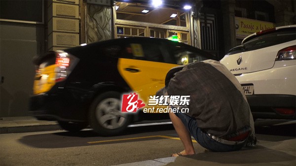 华晨宇宿醉街头