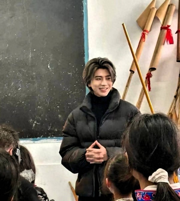 全网炸了！蔡徐坤 11 小时扎进贵州深山做公益，网传被喊 “鸡哥” 真相让网友沉默！