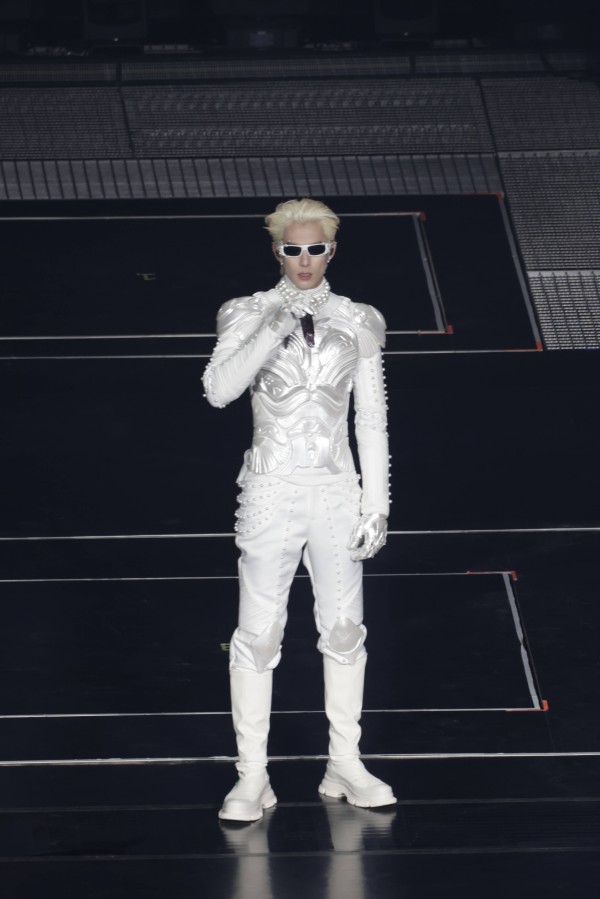 王鹤棣露腹肌引尖叫 与赵露思合作唱跳舞台