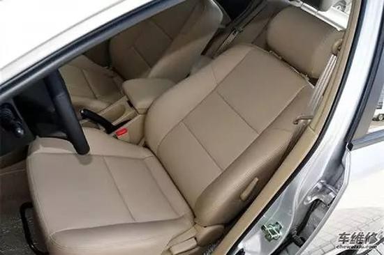 取下汽车头枕要掌握正确方法，否则...