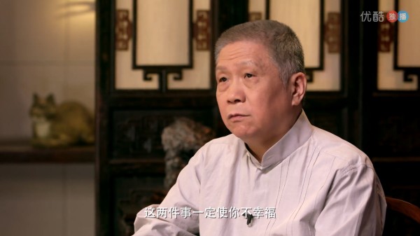 唐风宋月：马未都有一次跟一帮演艺界人士参加节目，其中有个明星，架子特别大，公关公司的一个小职员喊他名字的时候，没有加上“老师”二字，很生气。第二天，他下楼，这个小职员也没有给他拉门，他更生气，拼命跟公关公司负责人告状，但是没人理他，他就到处跟人叨叨，此时一个好心人告诉他，这个小职员可不是一般人，她是你老板的千金，搁这儿实习来了。这位明星一听，脸都绿了，汗都下来了，为啥你们没人早跟我说呢。
马未都说...