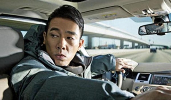 风趣的期待吖：山鸡哥陈小春11年不换车，看到车牌后，网友：要我也不换
在车迷们的眼中，陈小春早已是一个传奇。他是一位拥有无数粉丝的明星，然而，除了他的音乐才华，还有一件事情让人们津津乐道。那就是他11年来没有换过车。
陈小春的座驾是一辆年代久远的保时捷911。尽管这辆车外观上已经有些老旧，但仍然被他一直珍爱着。让人惊讶的是，陈小春并没有任何计划去换一辆新车，尽管他可以轻易地买下任何他喜欢的汽车。
...