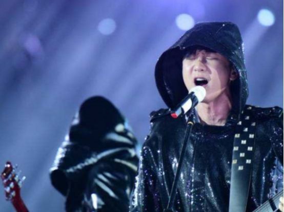 华语乐坛不可多得的音乐才子：天赋异禀与周董齐名，名气经久不衰