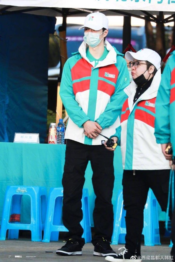 正能量！韩红发文赞王一博，透露公益过程很辛苦，老板杜华伴随左右同框太可爱