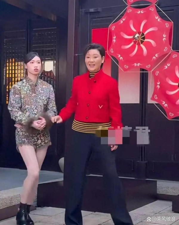 徐帆徐朵活动同框！三次牵手落空互动冷淡，引全网唏嘘热议