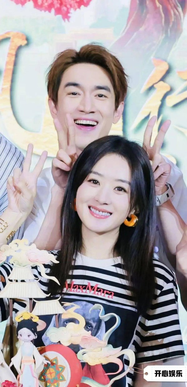 总之，赵丽颖在与凤行中的成功不仅是对她个人才华的肯定，也是对整个剧组的努力和付出的认可。我们期待着她未来能够继续挑战自我、突破极限，为我们带来更多精彩的作品。