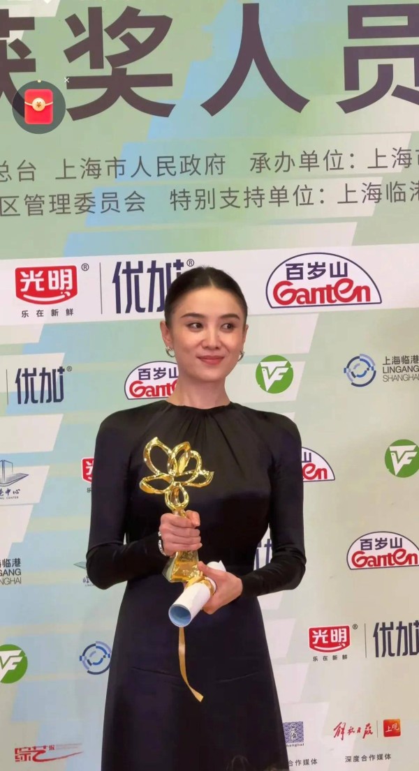 宋佳喜获白玉兰奖，闫妮黯然失色，刘亦菲缺席，她最为失落