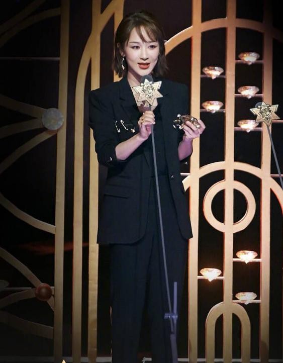 杨紫继两次陪跑之后获得“年度人气女演员”奖，实至名归啊