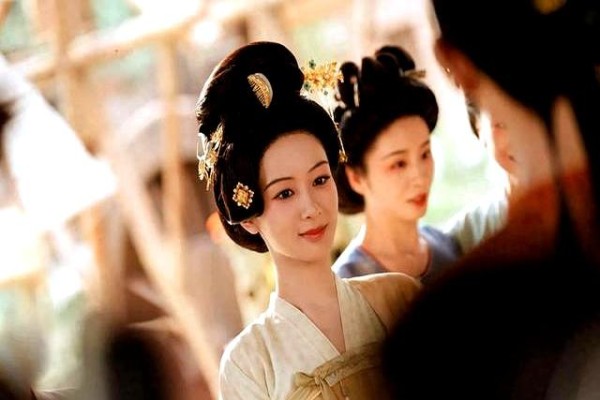 杨紫《国色芳华》夺奖，肖战《藏海传》热度第一，成就不是偶然