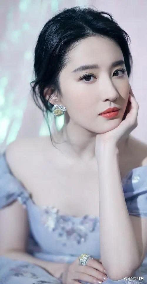 不愧是女神！36岁刘亦菲又纯又欲，尽显妩媚韵味！