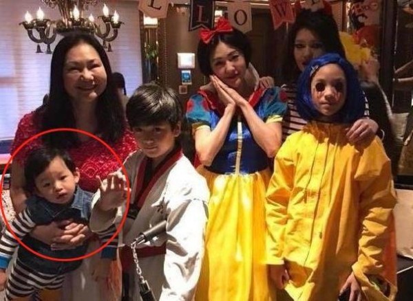 大S儿子汪希箖正面照曝光，五官神似爸爸汪小菲，就像复制粘贴的